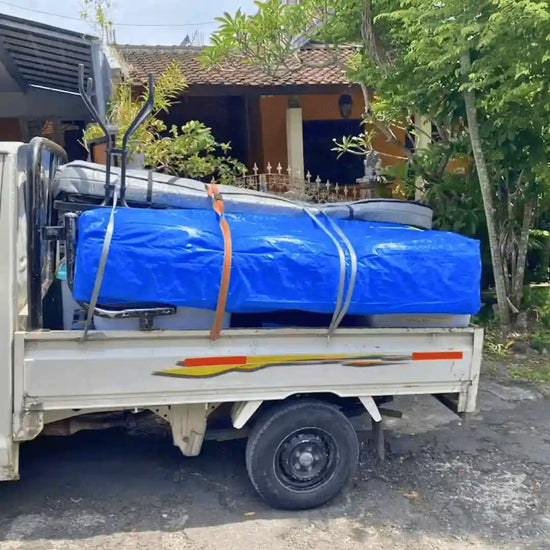 TROVERR heavy-duty mattress bag on the back of a truck protecting the mattress from rain and other risks